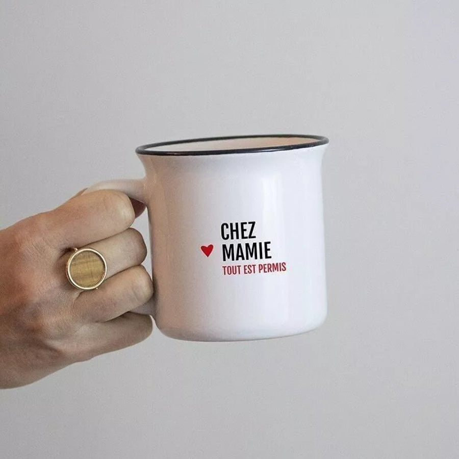 Mug personnalisé chez mamie tout est permis