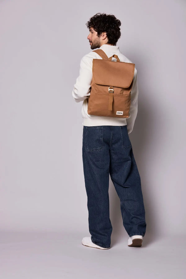 Sac à dos gustave cannelle Hindbag porté par un homme