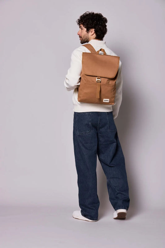 Sac à dos gustave cannelle Hindbag porté par un homme