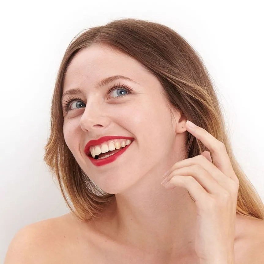 Rouge à lèvres hydratant rouge cerise Pomponne sur blonde peau blanche