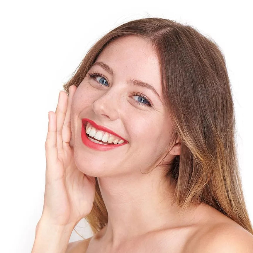 Rouge à lèvres hydratant rose rétro Pomponne sur blonde peau blanche