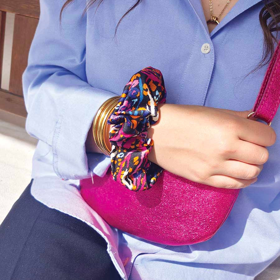 Chouchou Frida au poignet près d’un sac rose