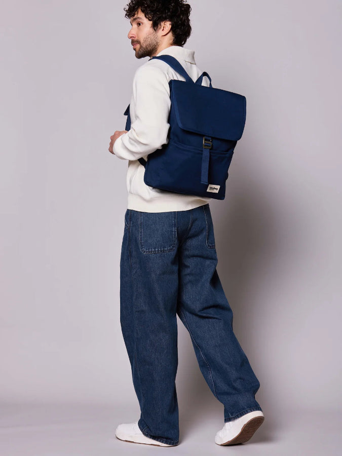 Sac à dos gustave navy Hindbag porté par un homme
