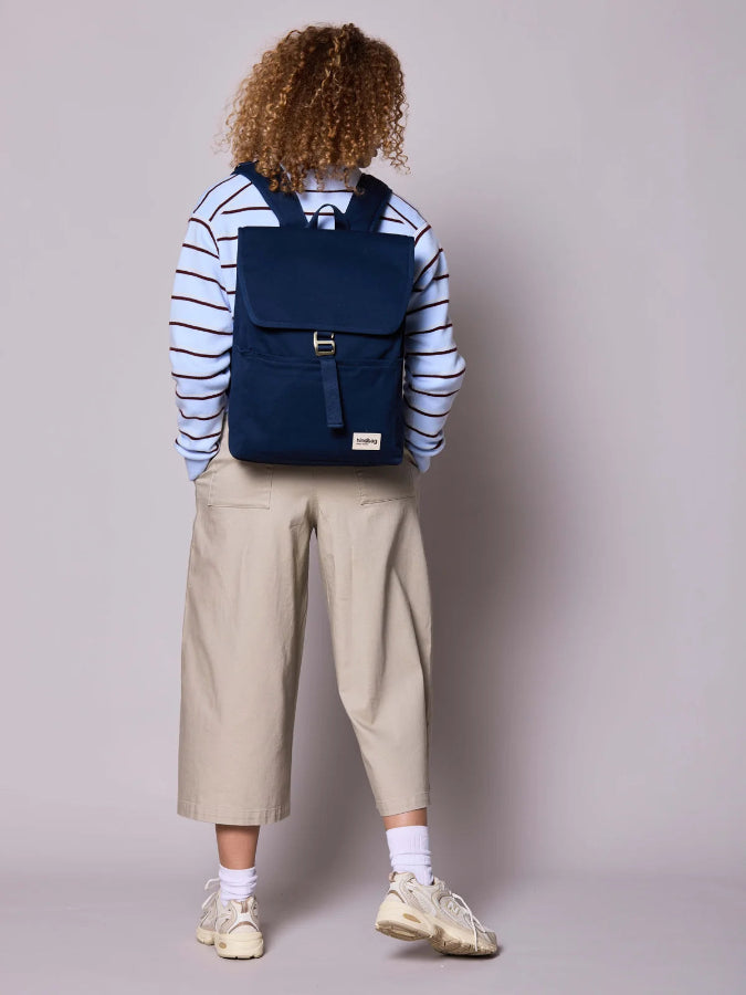 Sac à dos gustave navy Hindbag porté par une femme