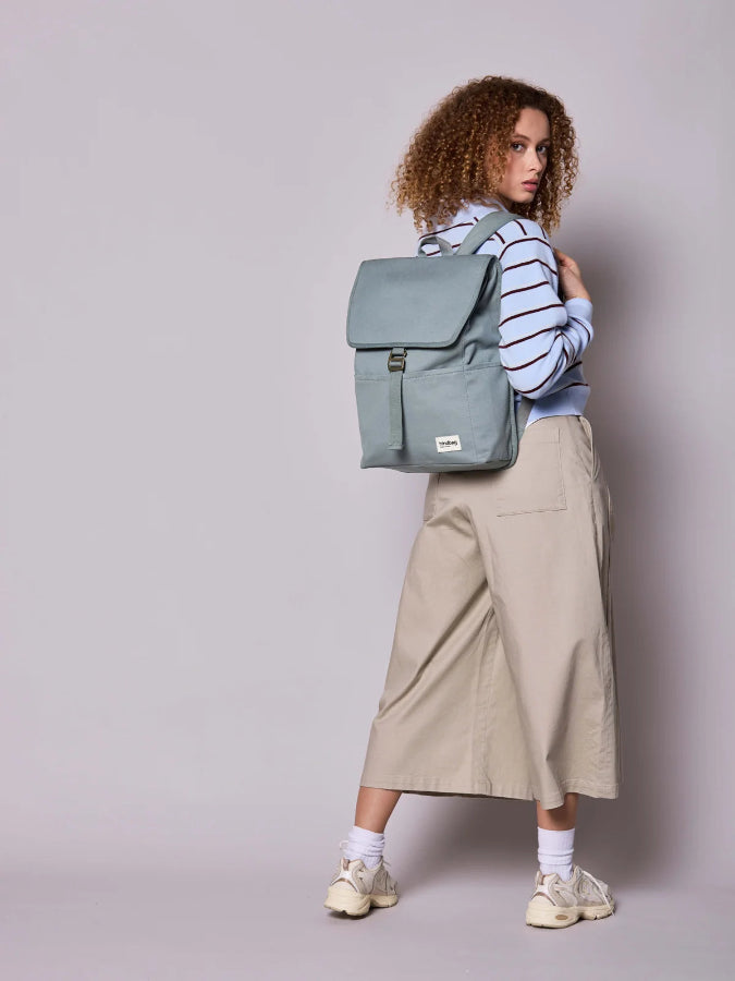 Sac à dos gustave sauge Hindbag porté par une femme
