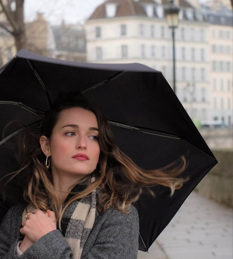 Mini parapluie pliable. Marque Anatole Paris. Couleur noir.
